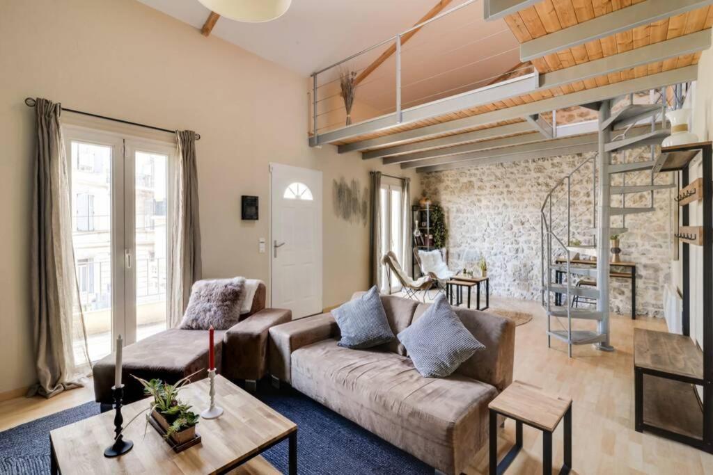 C059-splendid With Air Conditioned -